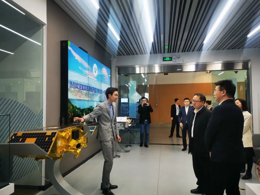 宜賓市臨港經開區管委會劉彬主任一行蒞臨九天微星集團考察交流